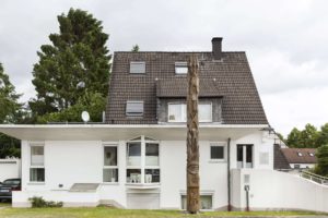 Außenansicht des Zahnarztpraxis-Hauses von vorne
