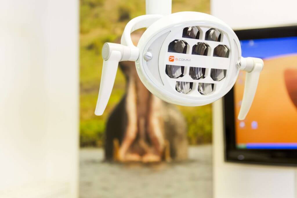 Lampe über einem der Behandlungsstühle