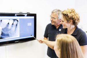 Besprechung des Zahnärzteteams vor Röntgenbild