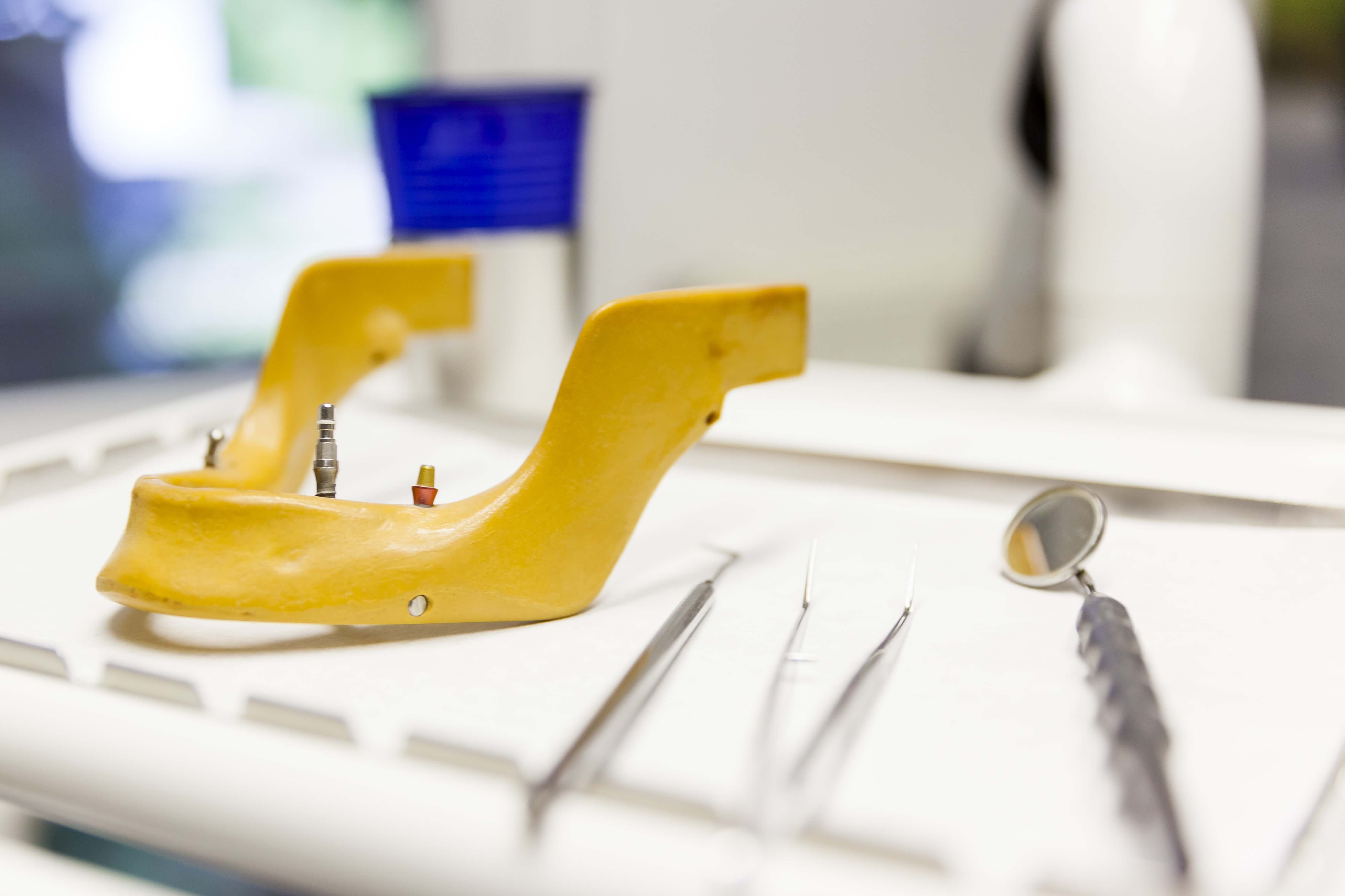 Zahnmedizinische Instrumente auf Behandlungstisch