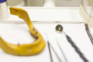 Mundspiegel und andere zahnmedizinische Instrumente