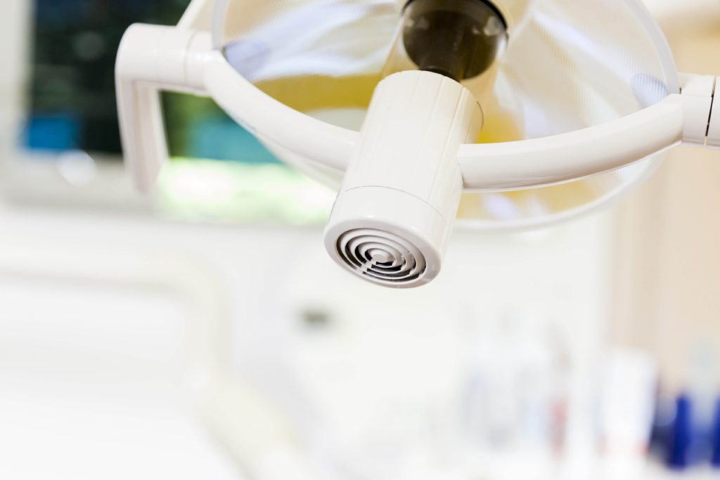 Lampe über Behandlungsstuhl