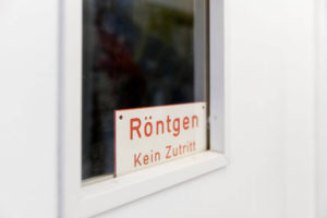 Tür zum Röntgenraum mit Schild „Kein Zutritt“
